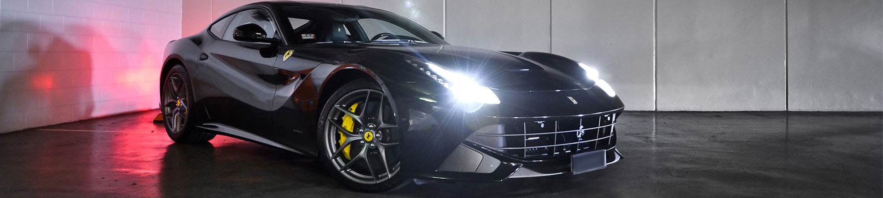 Ferrari nera con luci xenon bianche potenti, i migliori accessori auto su Qualityspcars